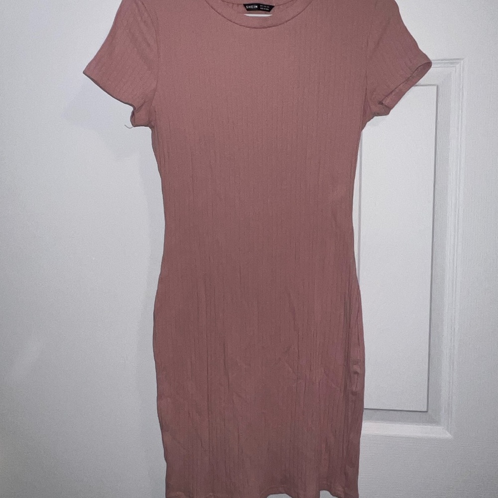 Elegant Pink Ribbed Dress